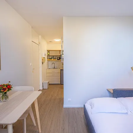 Apartamento 2 30 Et 20 M2 Proche Parc Et Tram D Tres Lumineux *